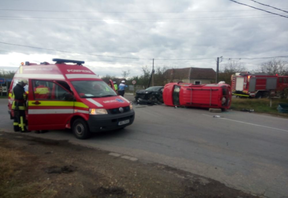 Arad: AUDIO FOTO Accidentul grav din Arad, cu 5 victime: o mașină s-a răsturnat, iar 2 au ajuns la spital