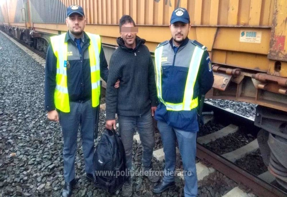 Arad: Migrant, ascuns printre containere, pe platforma unui tren de marfă