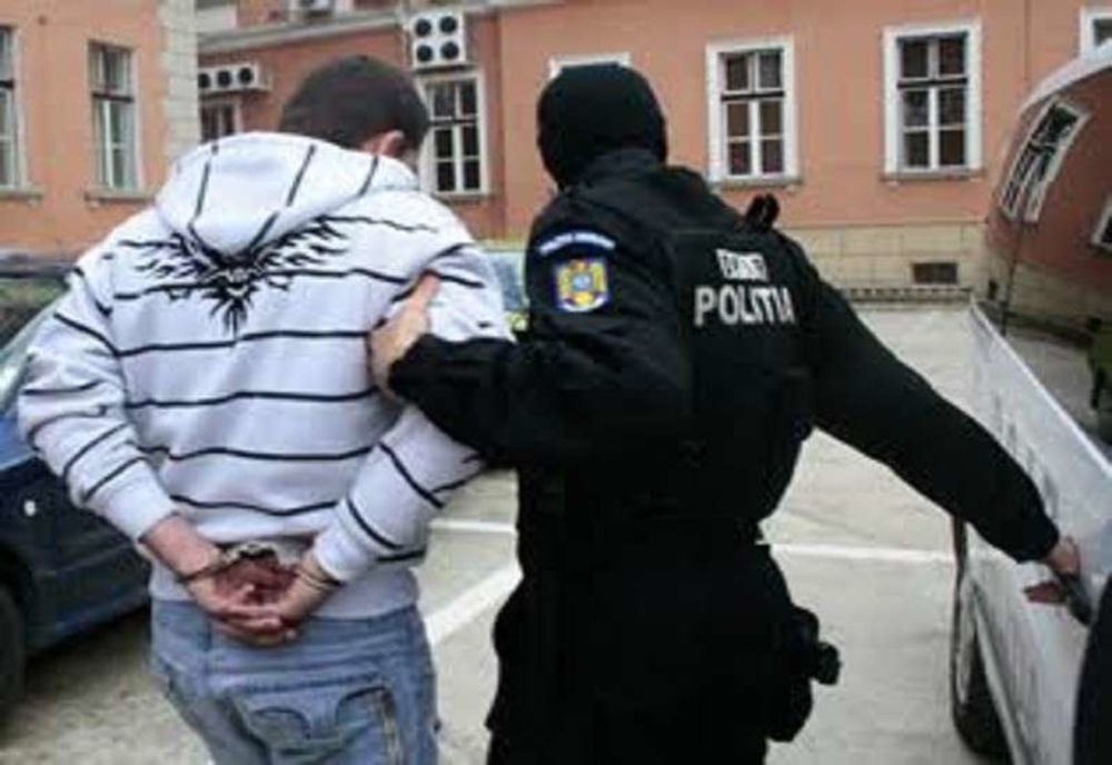 Arad: Tânăr de 20 de ani, arestat preventiv, după ce a comis mai multe infracțiuni în serie
