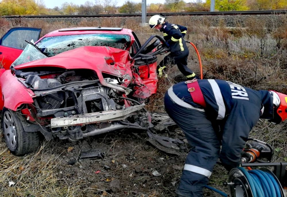 Arad: AUDIO FOTO VIDEO 2 bărbați au fost grav răniți, într-un accident care a avut loc la Arad. O mașină a ieșit pe câmp