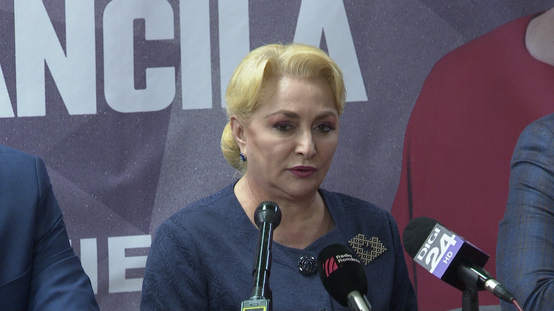 ARADCU 00 VIORICA DANCILA DOREL CAPRAR MIHAI FIFOR CONFERINTA SA02NOV (10)