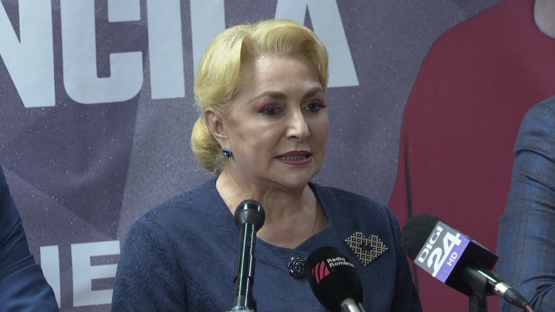 ARADCU 00 VIORICA DANCILA DOREL CAPRAR MIHAI FIFOR CONFERINTA SA02NOV (8)
