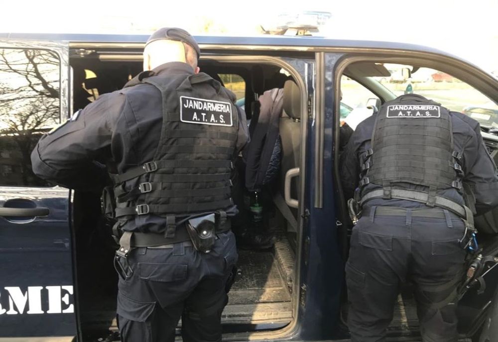 Arad: Țigări de contrabandă, petarde și haine contrafăcute, confiscate de către jandarmi din piețele Aradului