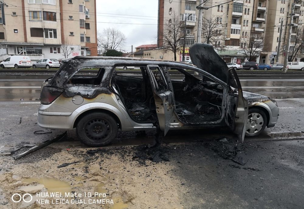 Arad: O mașină a ars complet în Arad