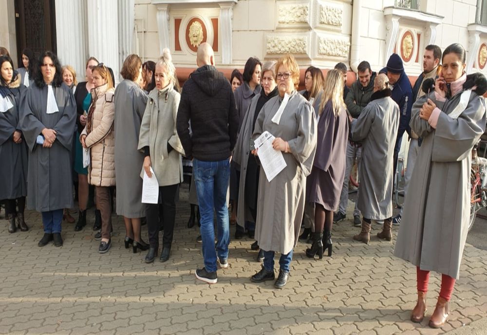 Arad: AUDIO FOTO VIDEO Circa 50 de grefieri au protestat la Arad. Spun că nu au pensii speciale, ci pensii de servicii