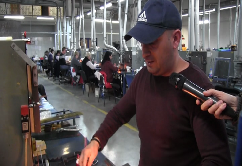 Arad: VIDEO Globuri și decorațiuni din sticlă de Murano, suflate cu aur de 24 de karate sau argint, produse la Arad