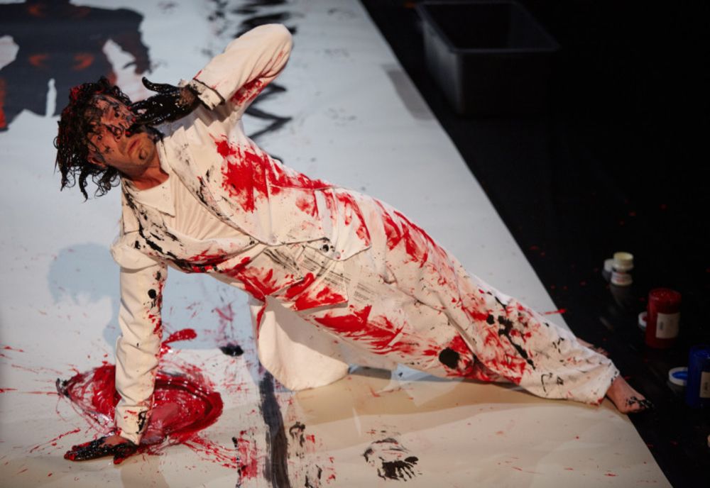 Arad: VIDEO Artistul care pictează cu corpul în timp ce dansează, luni, la Arad. Picturile, scoase la licitație, iar ce nu vinde, distruge complet