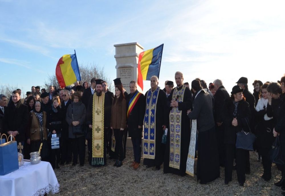 Arad: Monumentul dedicat preoților martiri, sfințit chiar pe malul Canalului Morilor, în care au fost aruncați de maghiari, cu o piatră de moară legată de corpuri