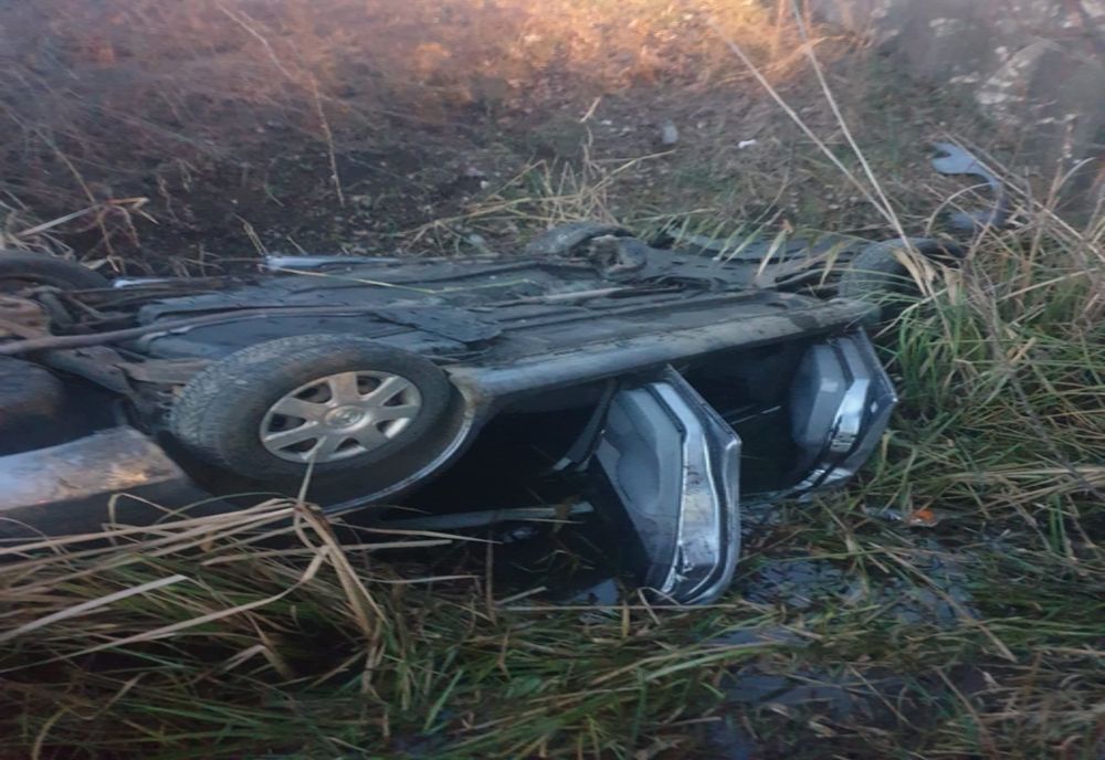 Arad: AUDIO Mașină răsturnată într-un șanț cu apă, la marginea unui drum din Arad