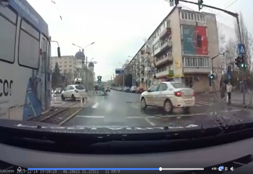 Arad: VIDEO Camerele video care captează și evenimentele petrecute înainte de a fi declanșate, montate pe mașinile Poliției Locale Arad, încep să își arate primele rezultate