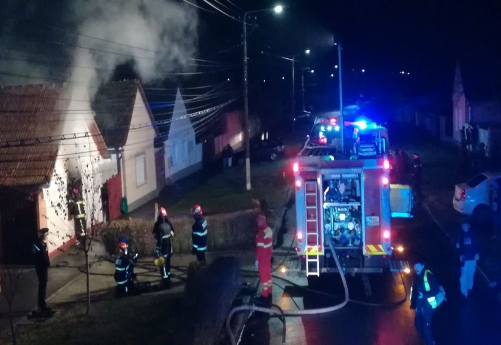 Arad: AUDIO FOTO VIDEO Incendiu puternic la o casă în care locuiesc 12 persoane. O femeie, la spital, alte persoane au primit îngrjiri medicale la fața locului