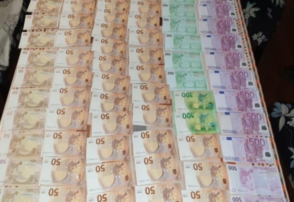 Arad: 3.370.000 de ţigarete de contrabandă, alcool și sume mari de bani, confiscate de către polițiști în Arad și Timiș