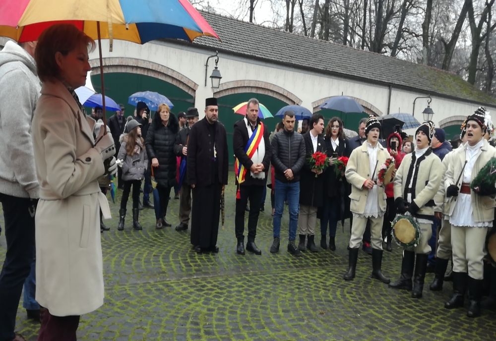 Arad: FOTO VIDEO Familia Regală, colindată de Dubașii de la Săvârșin, preferații Regelui Mihai I