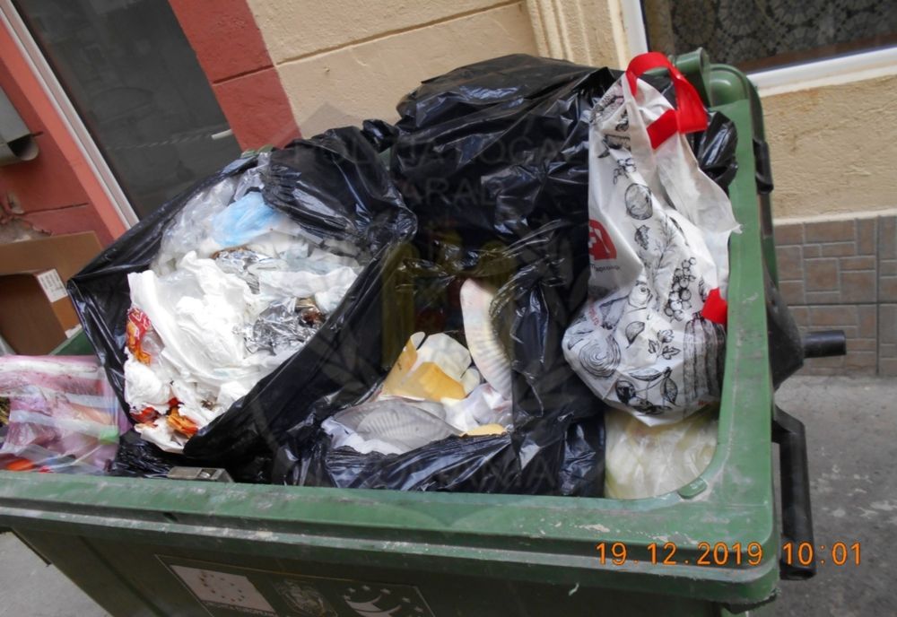 Arad: Companie din Arad, amendată cu 20.000 de lei pentru că producea de 2 ori mai mult gunoi decât declara. Ce făcea cu surplusul