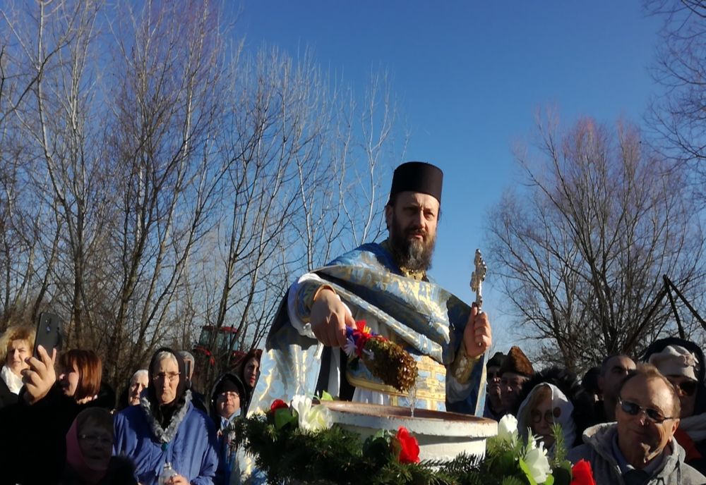 Arad: FOTO VIDEO Slujbă specială de Bobotează, la cea mai veche mănăstire cu viaţă monahală neîntreruptă din România, Hodoș-Bodrog, aflată în Arad.  Preoţii și călugării sfinţesc şi apele Mureşului