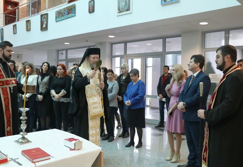 Arad: FOTO VIDEO Sediul Consiliului Județean Arad, sfințit de către PS Emilian Crișanul, Episcopul Vicar al Arhiepiscopiei Aradului. Președintele Iustin Cionca: "am încredere că anul va fi bun pentru Arad!"