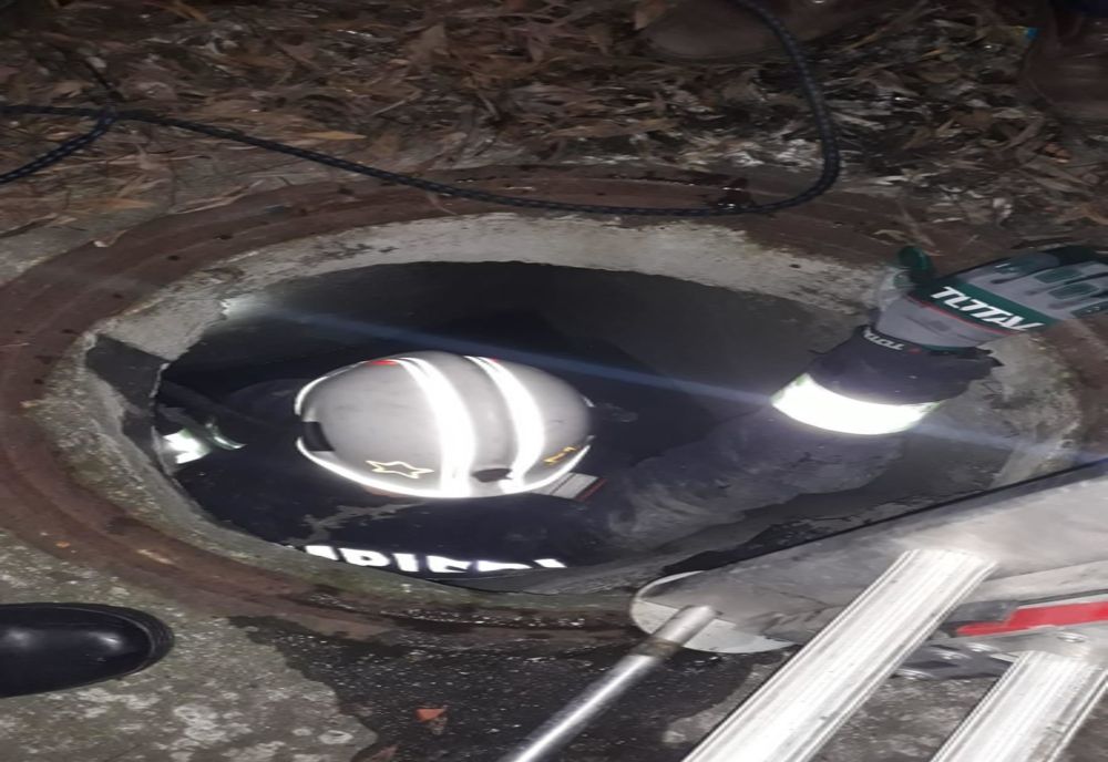 Arad: AUDIO Cățel căzut într-un canal, salvat de către pompierii din Arad