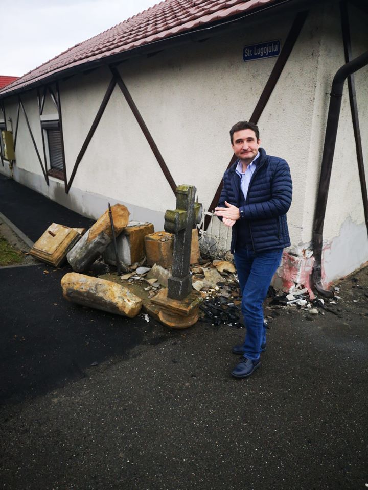 ARADCU 00 MONUMENT CALIN BIBART MA11FEB 2