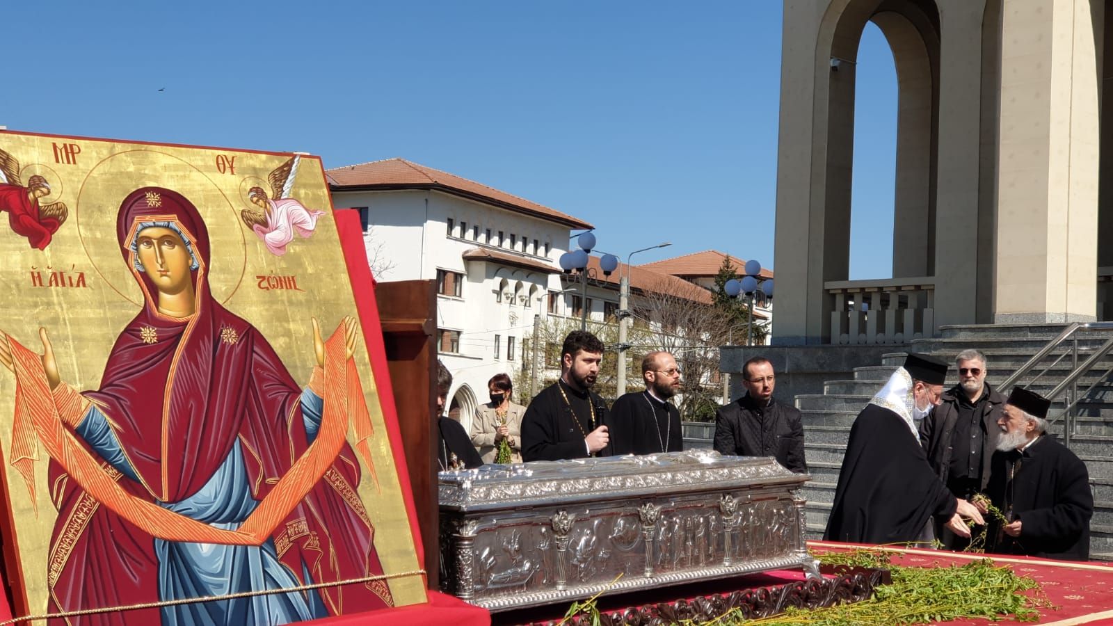 ARADCU 00 PROCESIUNE CATEDRALA TIMOTEI DUM12APR (21)