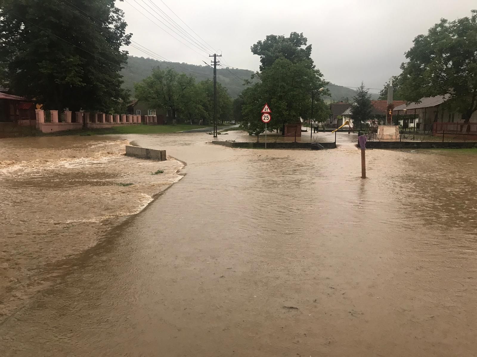 ARADCU 00 INUNDATII COMUNA DIECI PRIMAR LIVIU BURTA VI19IUN (3)