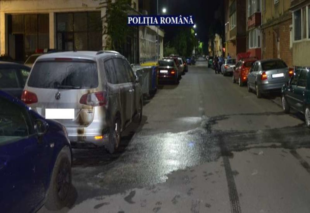  Bărbat oprit de poliţişti cu un foc de armă, după ce a fost prins când incendia o maşină