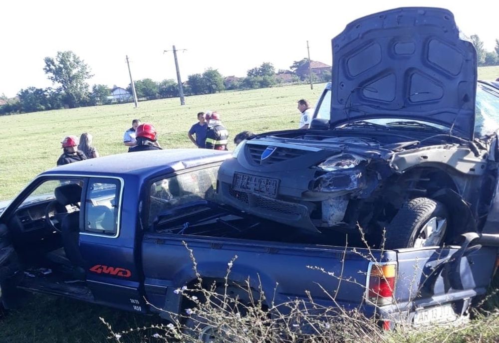 Accident mai puțin obișnuit: o șoferiță a ricoșat cu mașina pe platforma unei camionete