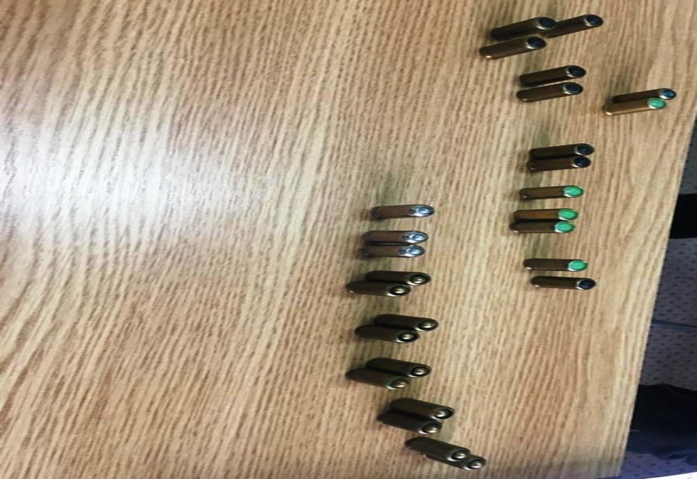 Zeci de cartuse confiscate din locuința unui arădean