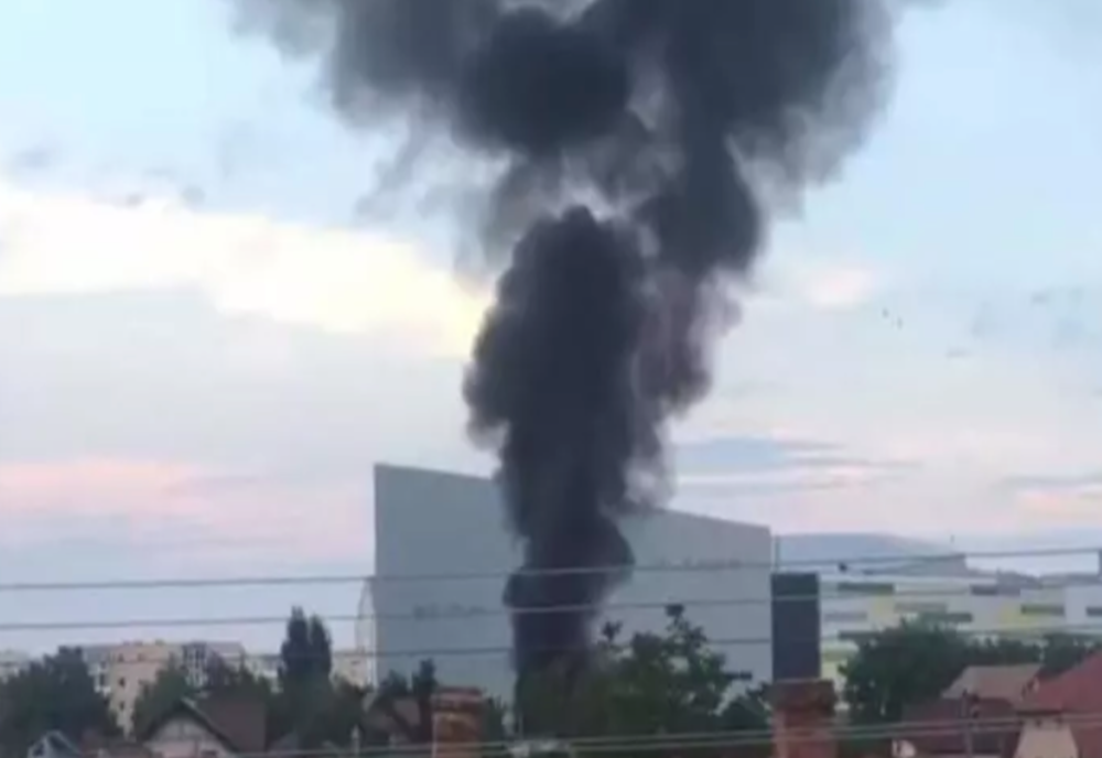 Zece garaje improvizate au luat foc