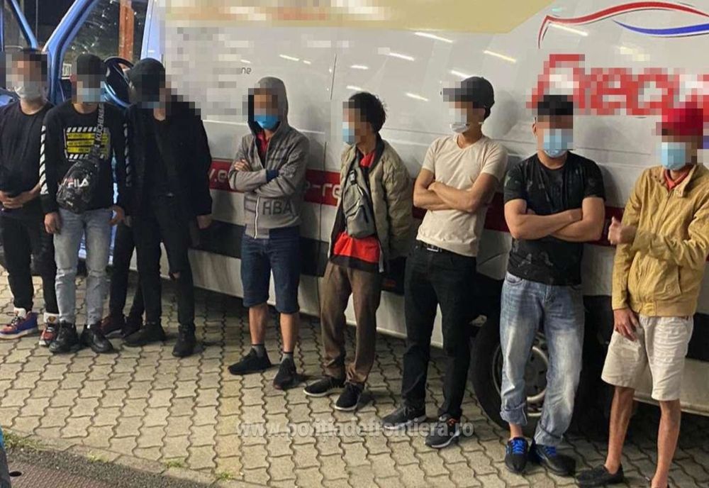 Nouă vietnamezi, depistați ascunși într-o autoutilitară la vama Nădlac