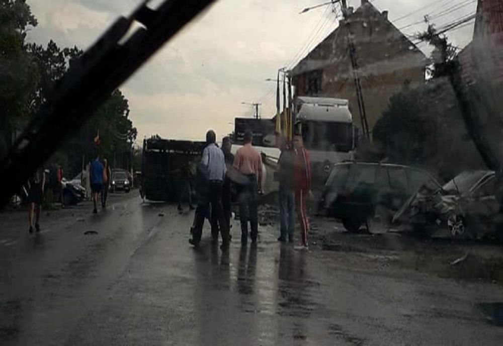 Accident în județul Arad: doi copii au fost răniți, o femeie a rămas în mașina lovită rău
