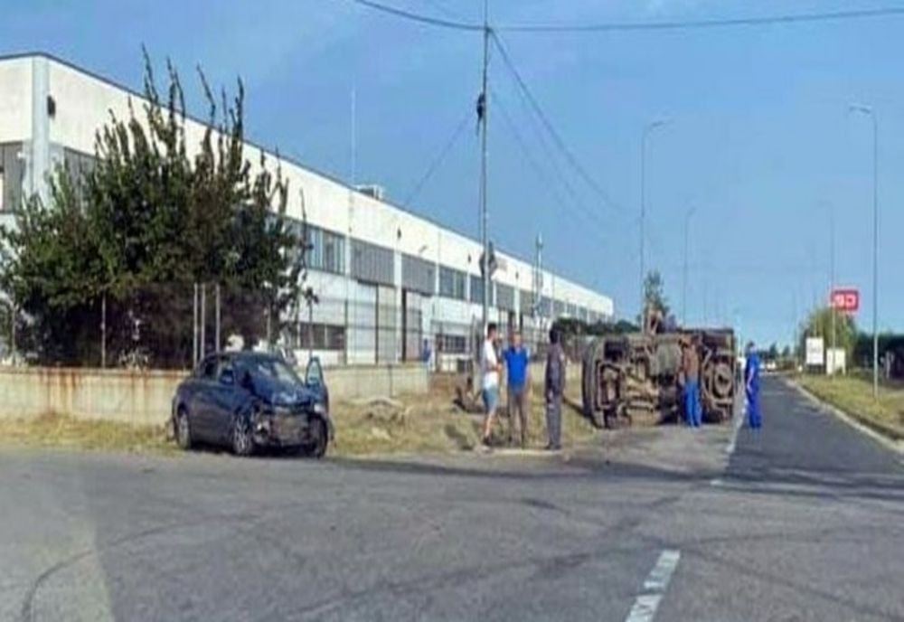 Accident pe la urcarea pe autostradă: o mașină s-a răsturnat