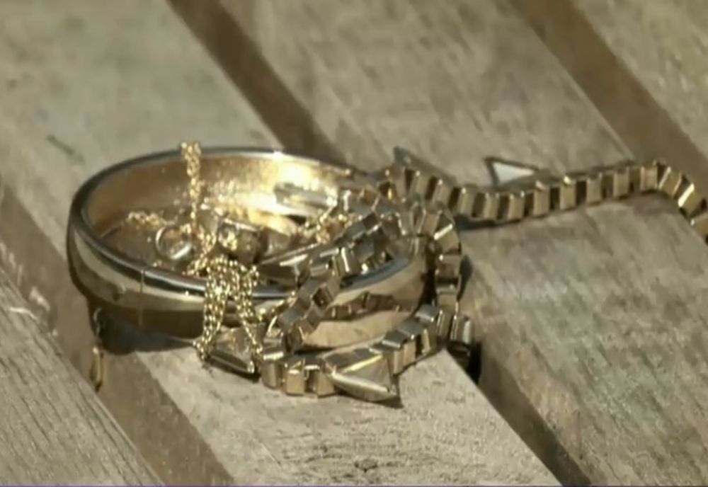 A furat de la viitorul scoru bijuterii și bani