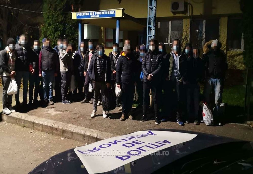 Migranți prinși la frontiera de vest: ascunși într-un camion și într-un microbuz