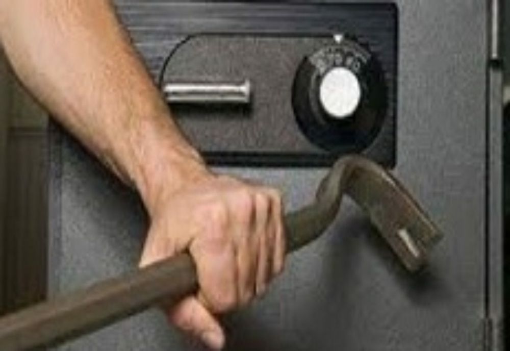 Femeie de 87 de ani, din județul Arad, jefuită de o sumă imensă de bani