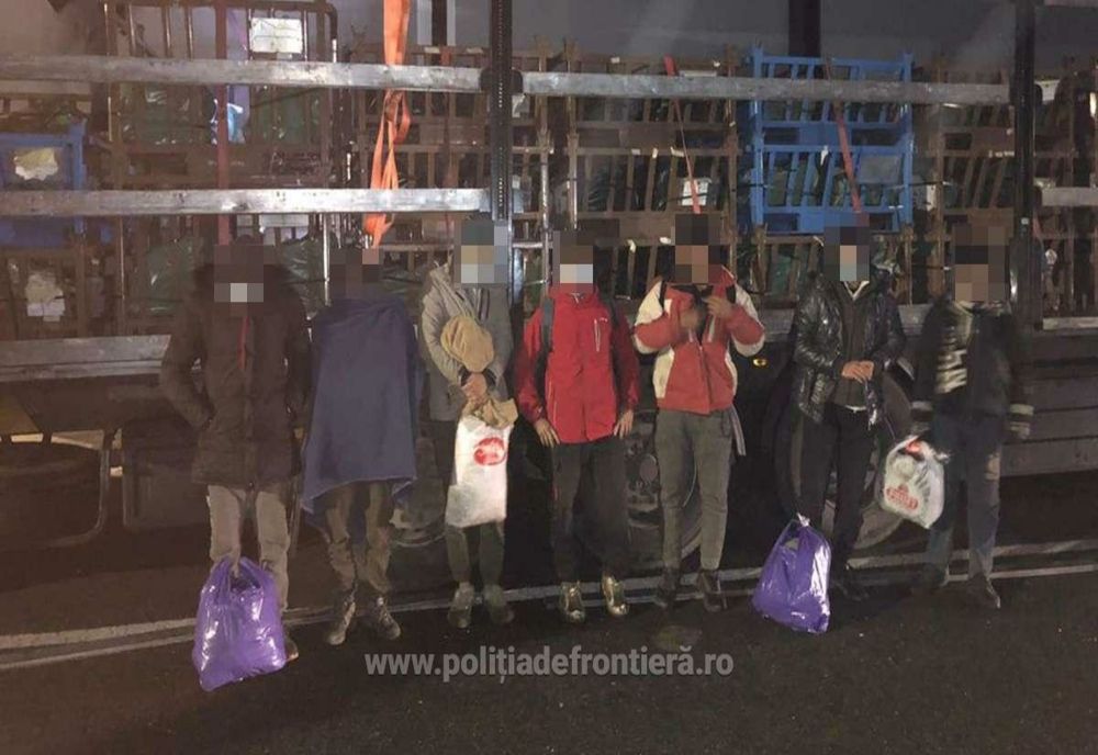 Cinsprezece cetăţeni din Afganistan,  ascunşi în două TIR-uri, prinși la frontieră 