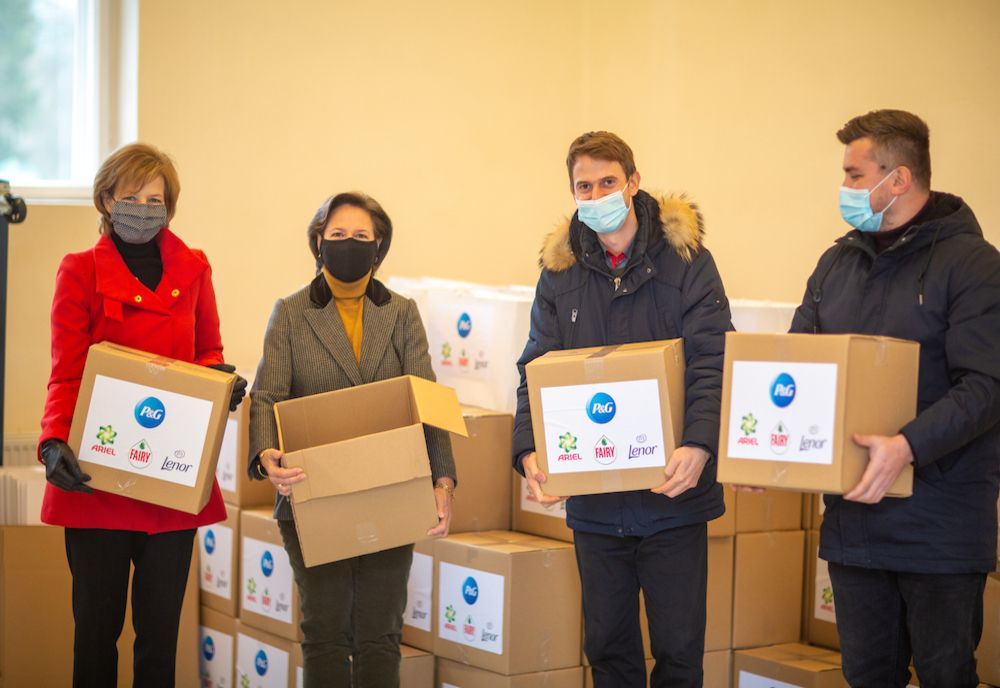 Familia Regală a oferit 200 de pachete unor familii nevoiaşe din Săvârşin