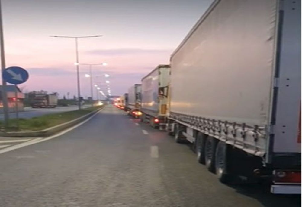 Coloane de camioane la ieşirea din ţară prin Nădlac II şi Vărşand, unde se aşteaptă şi 150 minute