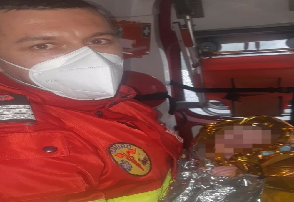 Un copil a venit pe lume în ambulanța care îi transporta mama la maternitate
