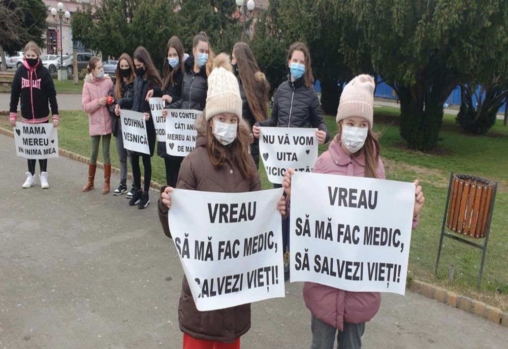 Manifestaţie de comemorare a victimelor COVID-19 cu participarea rudelor unor decedaţi