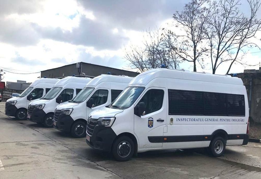 Autospeciale noi pentru escortarea migranților, la Arad