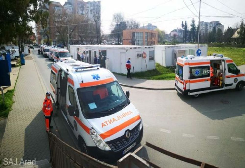 Ambulanțele așteaptă în fața Spitalului Județean Arad pentru a preda pacienți cu COVID-19