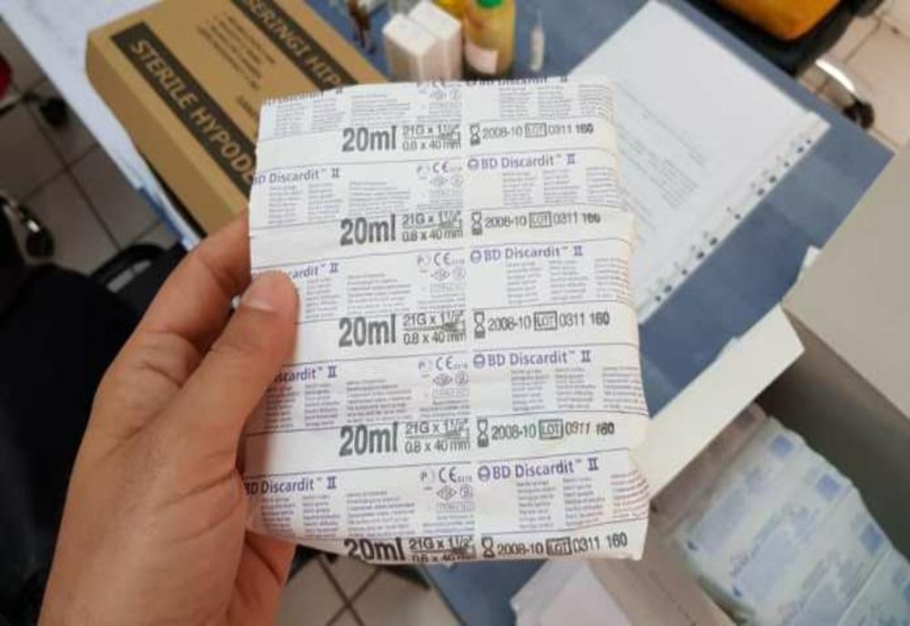 Medicamente și materiale sanitare expirate găsite într-un cabinet folosit și ca centru de vaccinare