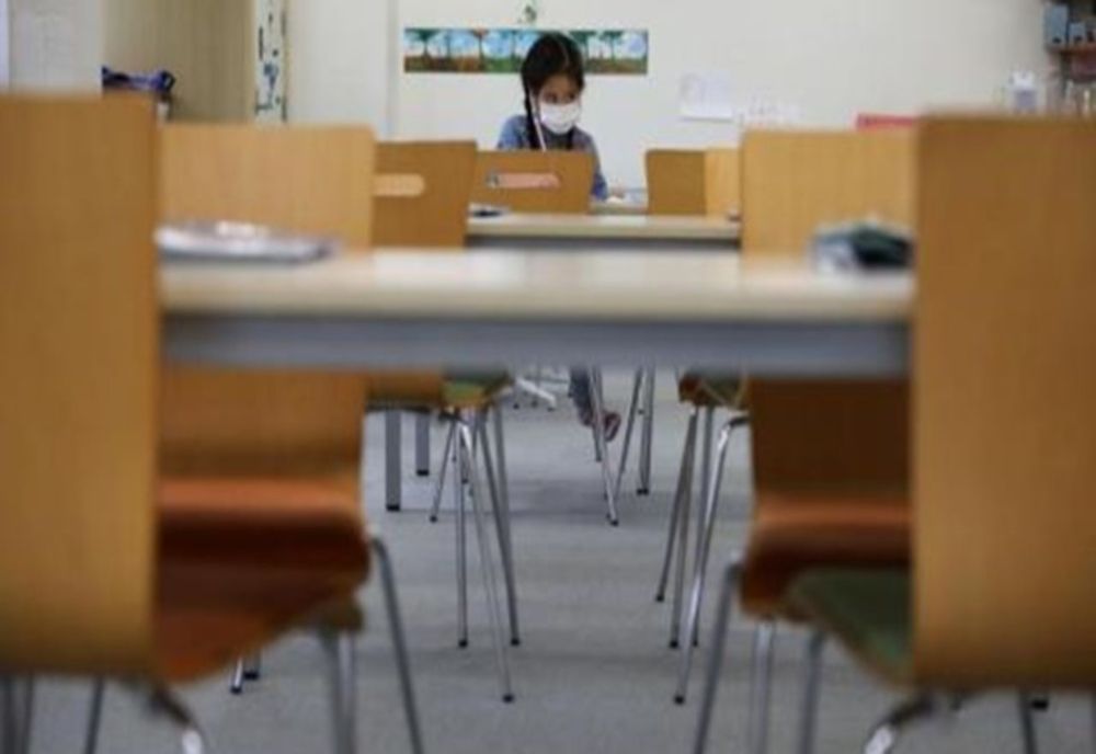 Elevii din municipiul Arad se întorc de luni la şcoală