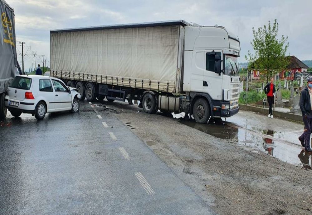 Accident între două TIR-uri și un autoturism