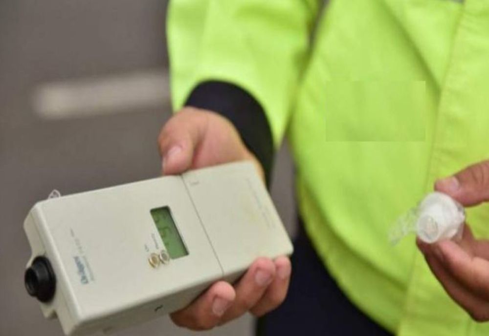 O tânără de 21 de ani și un bărbat de 73, prinși băuți la volan