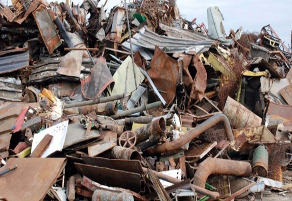 Polițiști amenințați după ce au intrat pe teritoriul celor care se ocupă cu fierul vechi