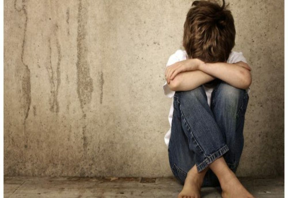 Minor agresat de un bărbat pe un teren viran