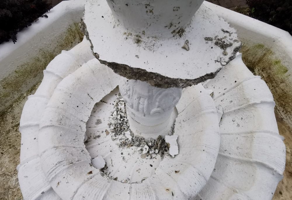 Fântână distrusă de doi tineri terbiliști