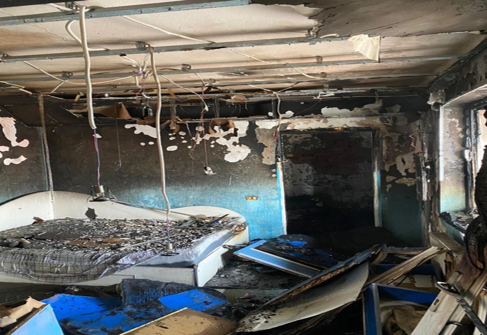 Casă cuprinsă de flăcări din cauza instalației electrice. Un vecin a dat alarma