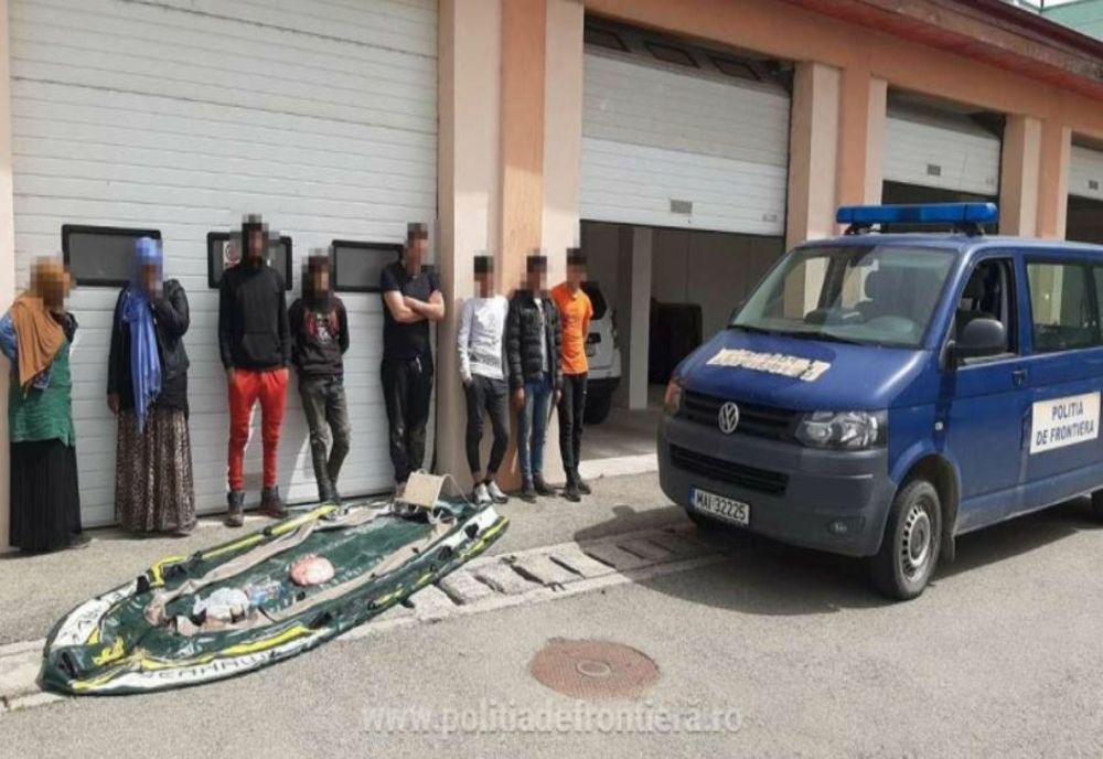 Migranți ascunși într-un autotren cu piese metalice